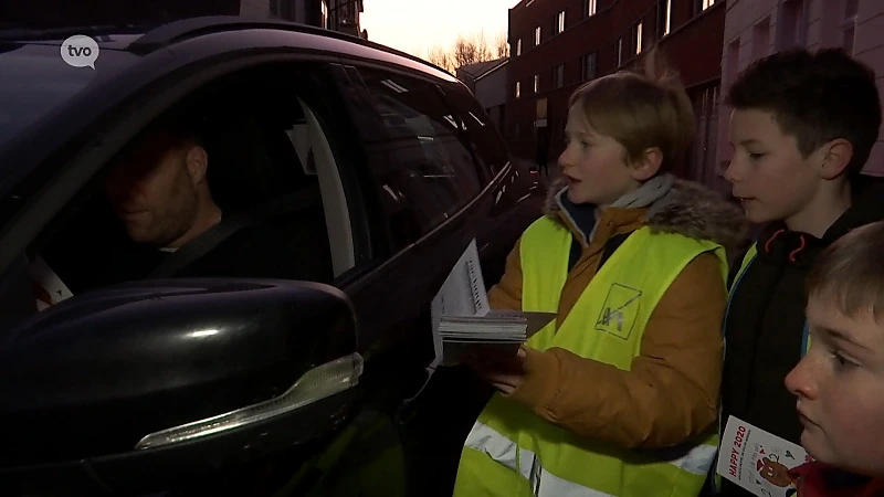 Leerlingen tikken foutparkeerders op de vingers in Waasmunster