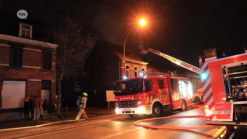 Woning in Waasmunster brandt volledig uit, bewoners zijn ongedeerd