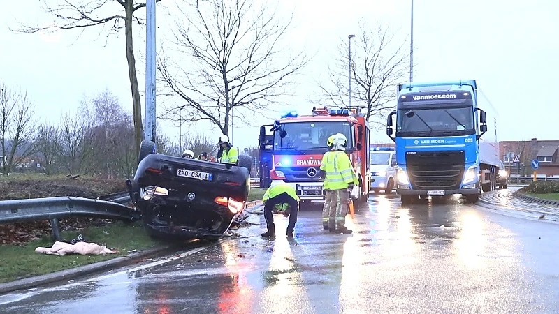 Auto over de kop aan rotonde Park & Ride in Melsele