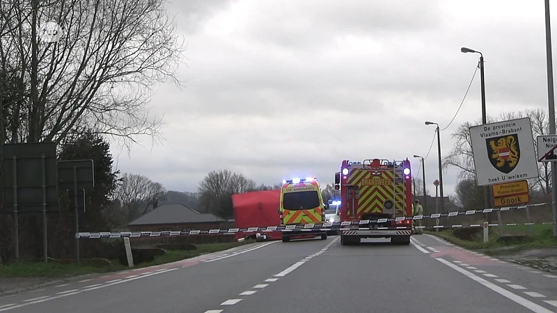 Bromfietser overleden na val onder vrachtwagen in Gooik