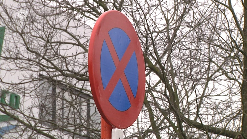 Stad pakt onveilige Eigenlostraat aan, en voert parkeerverbod in