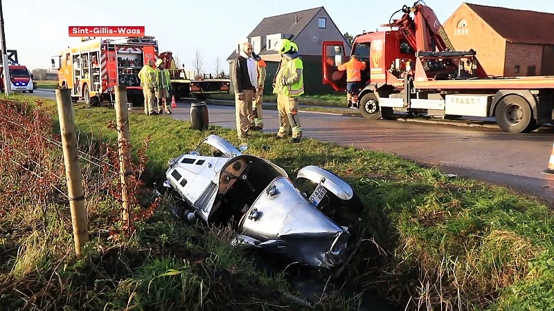 Hypermoderne Tesla en 70 jaar oude oldtimer botsen in Sint-Gillis-Waas