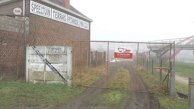 Oude voetbalkantine tegen de vlakte voor nieuw 'Denderpark'