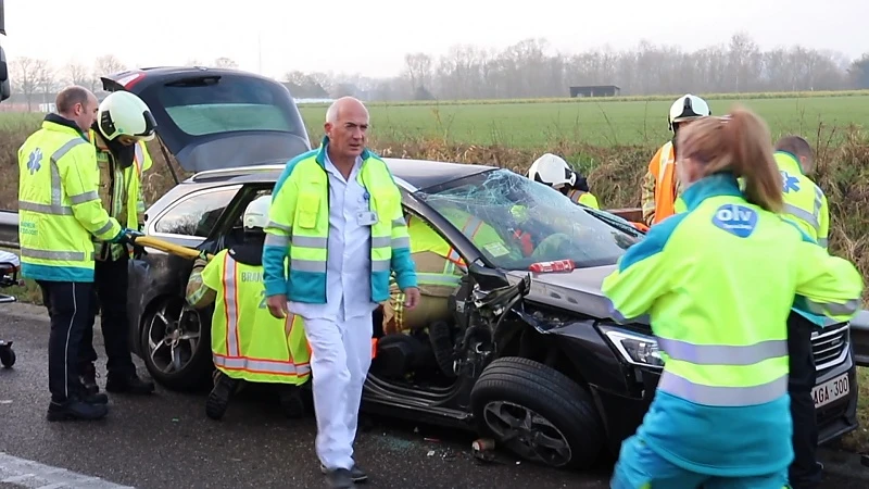 Auto drie keer over de kop in Aalst