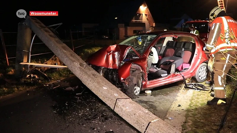 Jonge vrouw in levensgevaar na botsing tegen verlichtingspaal in Waasmunster
