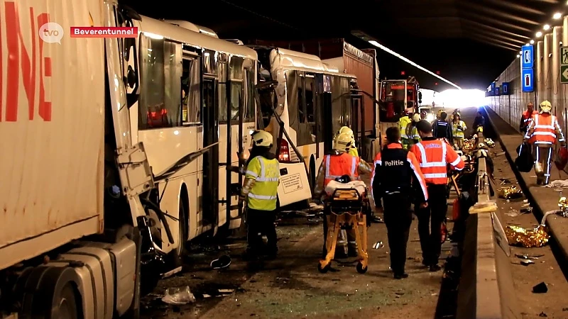Hoofdafbeelding voor artikel Zware kettingbotsing in Beverentunnel,…