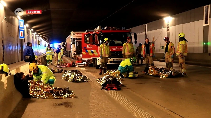 Onderzoek ongeval Beverentunnel: trucker reed zonder remmen in op file
