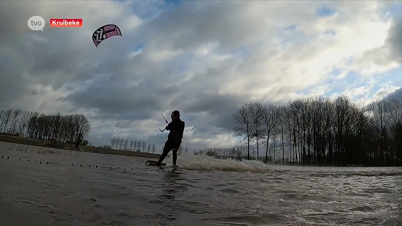 Bangelijk filmpje! Kitesurfende Kruibekenaar trotseert Ciara!