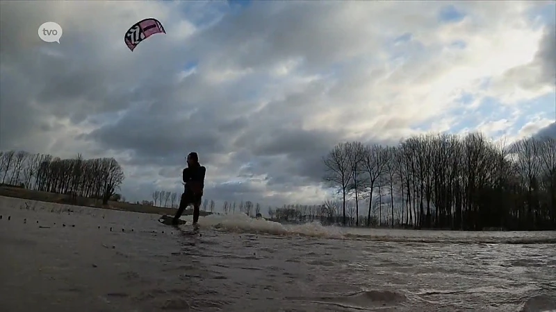Bangelijk filmpje! Kitesurfende Kruibekenaar trotseert Ciara!