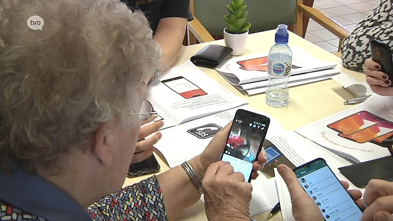 Leerlingen bejaardenzorg geven zelf les rond gebruik van smartphone