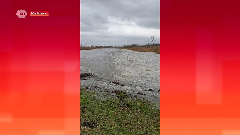 Scheldewater stroomt over dijk in overstromingsgebied in Kruibeke