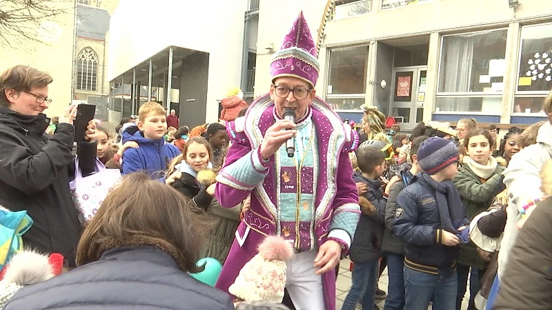Aalsterse kinderen samen met prins Yvan uit de bol tijdens Kindercarnaval