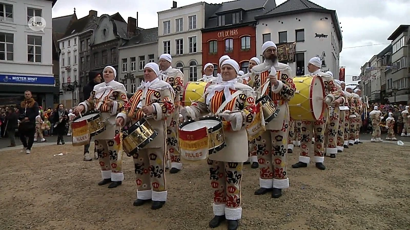 De Aalsterse Gilles warmen de carnavalisten op voor een tweede feestdag