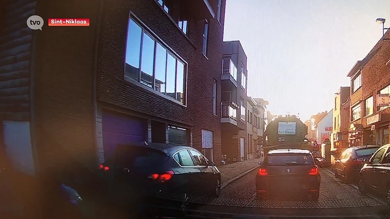 Asociaal verkeersgedrag in Sint-Niklaas: ongeduldige chauffeur steekt file voorbij en rijdt over voetpad