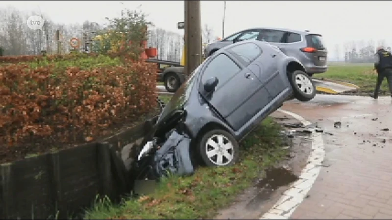 Drie gewonden en auto in de beek bij botsing in Vrasene