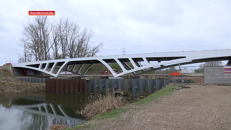 Brug over de Oude Dender in Dendermonde ligt op haar plaats