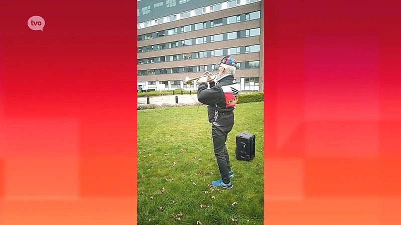 Coronavirus - Trompettist brengt serenade aan AZ Nikolaas