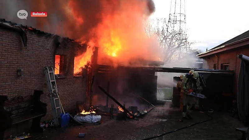 Belsele: Garage en tuinhuis gaan in vlammen op