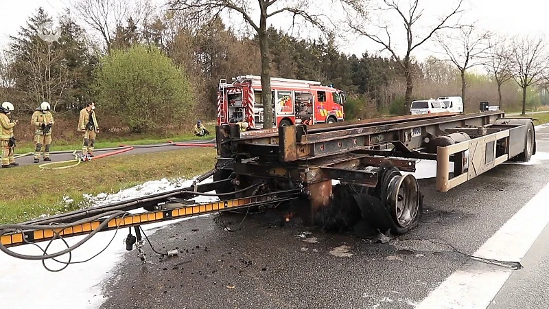 E34 tijdlang versperd door omgekantelde vrachtwagen