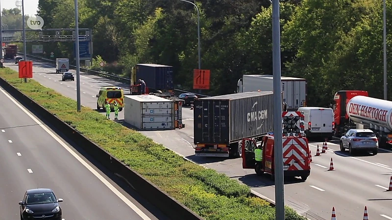 Hoofdafbeelding voor artikel Vrachtwagen kantelt op E17…