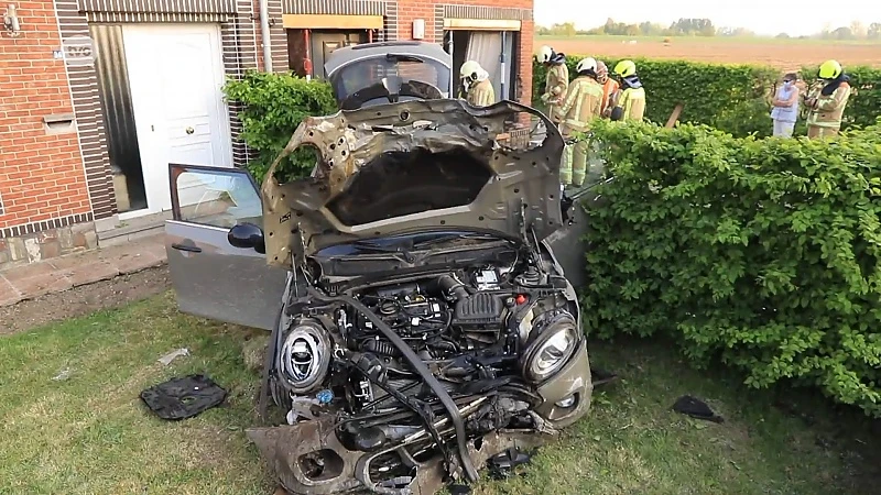 Haasdonk: jonge bestuurder zwaargewond na crash tegen woning