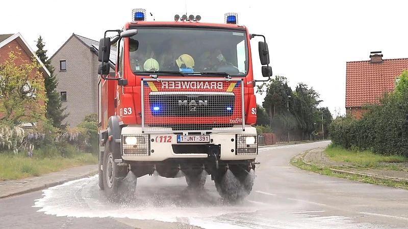 Lekkende tractor trekt kilometerslang oliespoor door Stekene