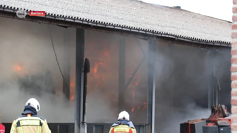 Berlare: Stal vol stro vat vuur, brandweer massaal op post