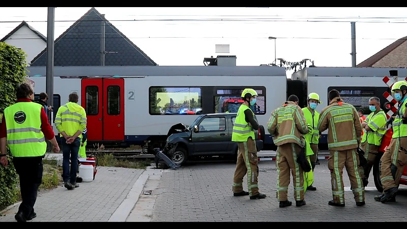 Treinverkeer Ninove - Denderleeuw tijdlang onderbroken na ongeval aan overweg