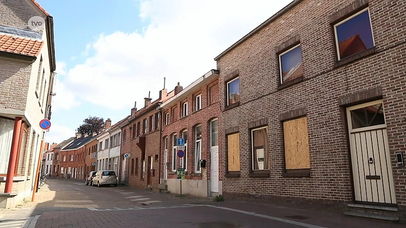 Onbekenden gooien ruiten in van woning in Temse