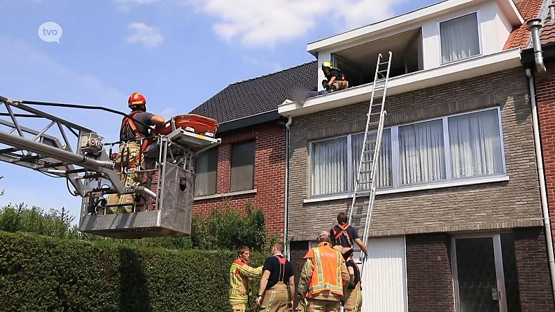 Man van 80 wordt onwel tijdens werken aan dakgoot, brandweer moet hem redden