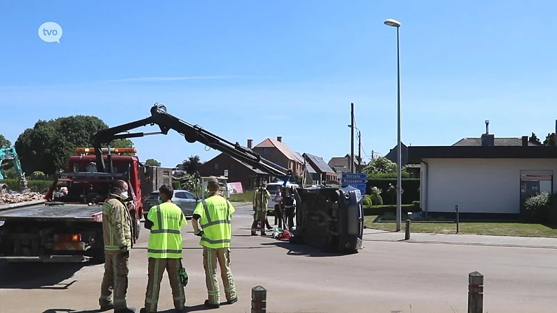 Brandweer moet vrouw bevrijden uit gekantelde auto in Aaigem