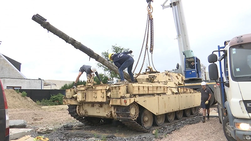 130-tons hijskraan nodig om oude legertank van 't Amerikaantje te verplaatsen