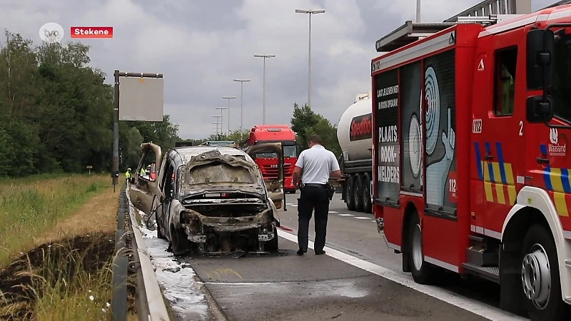 Bestelwagen vat vuur op E34 in Stekene