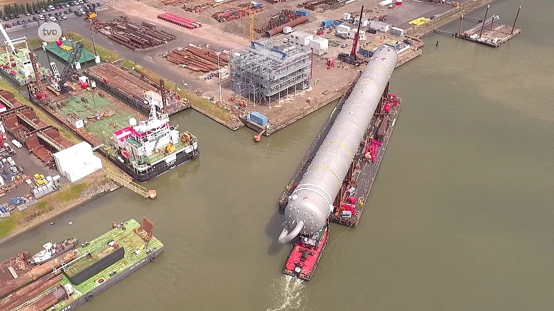 Schip met grootste destillatiekolom voor nieuwe Borealis-fabriek meert aan in Kallo