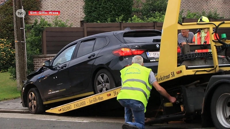 Sint-Gillis-Waas: Auto ramt geparkeerd voertuig en knalt tegen gevel