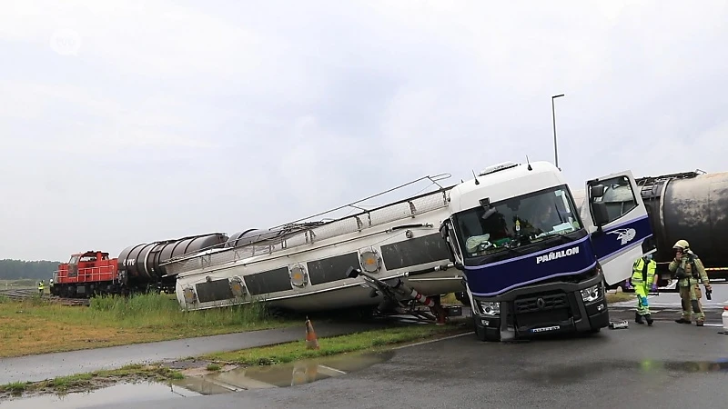 Trein en vrachtwagen botsen op elkaar in Waaslandhaven