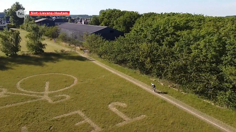 19-jarige uit Sint-Lievens-Houtem breekt werelduurrecord wielrennen ... in de tuin