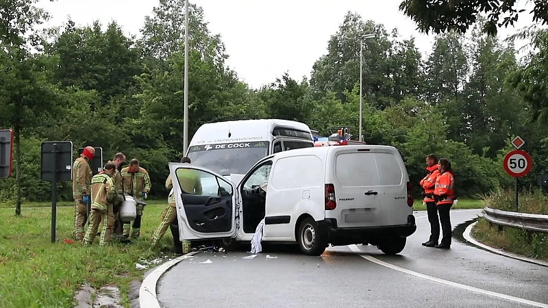 Bestuurder levensgevaarlijk gewond bij frontale botsing in Beveren
