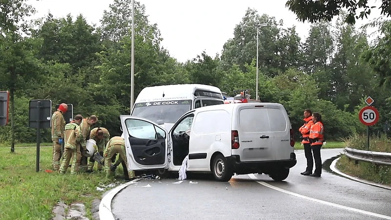 Bestuurder levensgevaarlijk gewond bij frontale aanrijding in Beveren