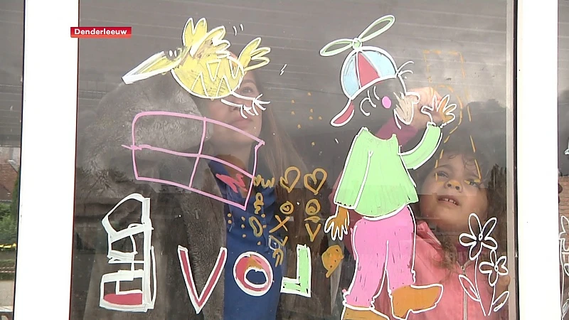 Lise fleurt gemeentegebouwen in Denderleeuw op met mooie illustraties