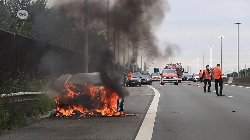 Auto brandt volledig uit op E17 in Temse