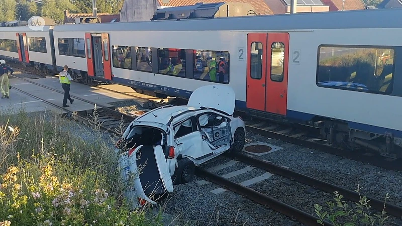 Zottegem: Bestuurster zwaargewond nadat wagen wordt gegrepen door trein