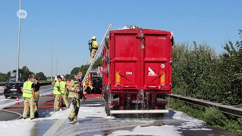 Vrachtwagenoplegger brandt uit op E40 in Erembodegem