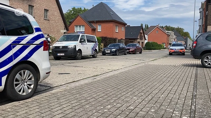 Politie strijkt massaal neer in Hofstade