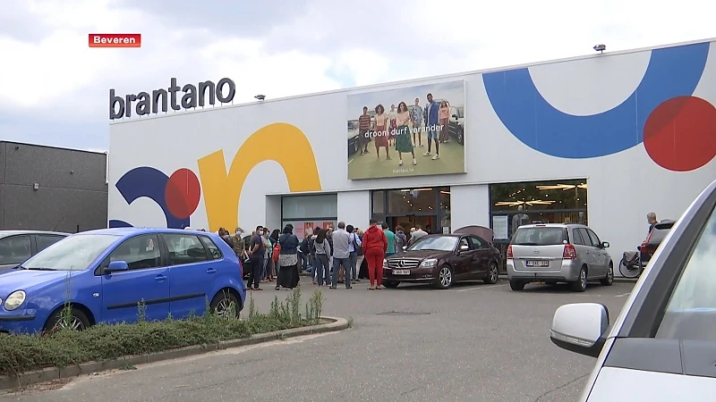 Opnieuw lange wachtrij aan Brantano in Beveren, burgemeester sluit de vestiging