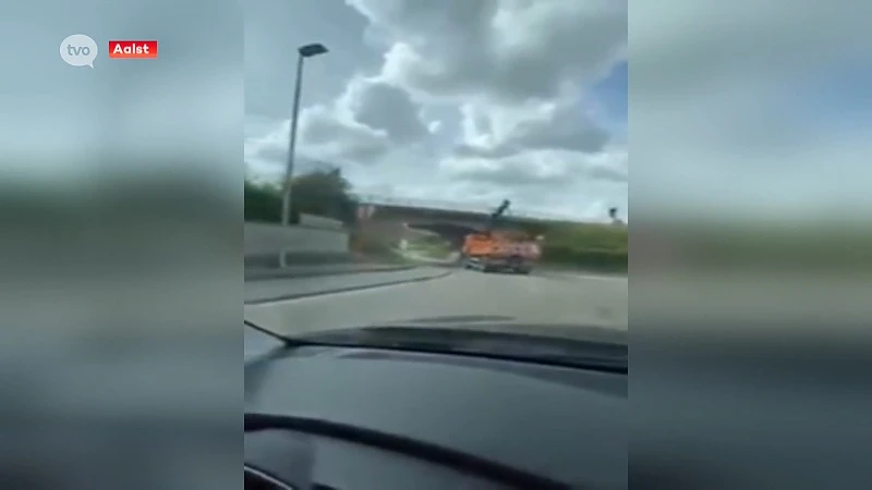 Beetje verstrooid? Chauffeur vergeet kraanarm naar beneden te doen en knalt tegen tunnelwand