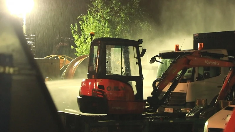 Vrachtwagen brandt uit in Pareinpark in Beveren