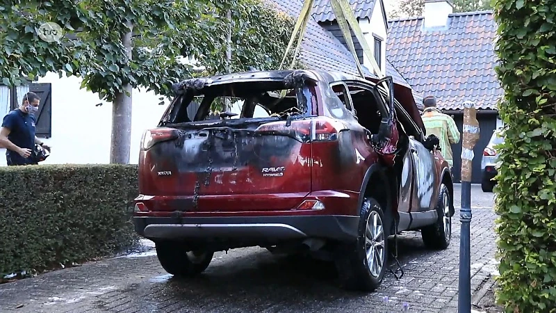 Man zwaargewond nadat auto vuur vat aan woning in Belsele