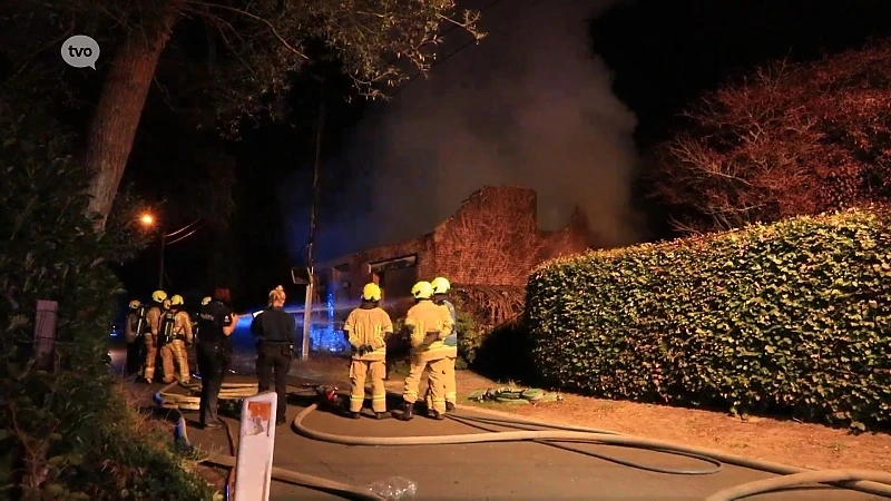 Uitslaande brand legt verlaten woning in as in Stekene