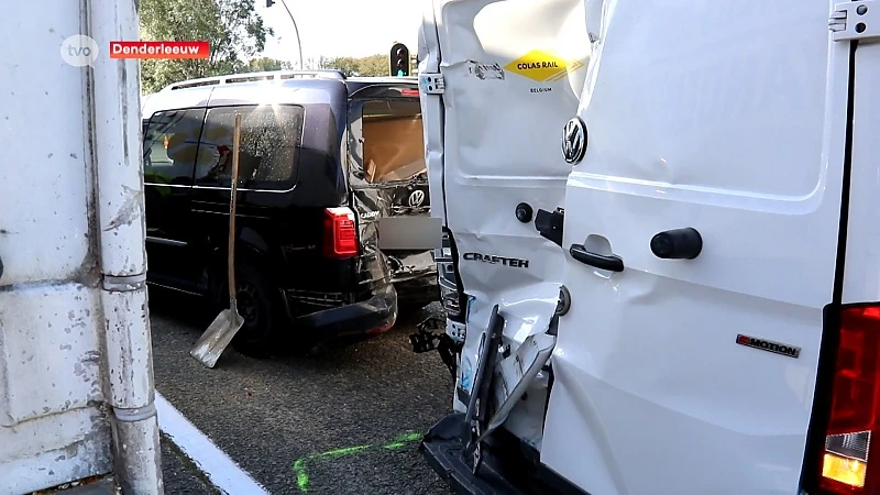 N45: Vrachtwagen ramt bestelwagen, ook auto deelt in de brokken